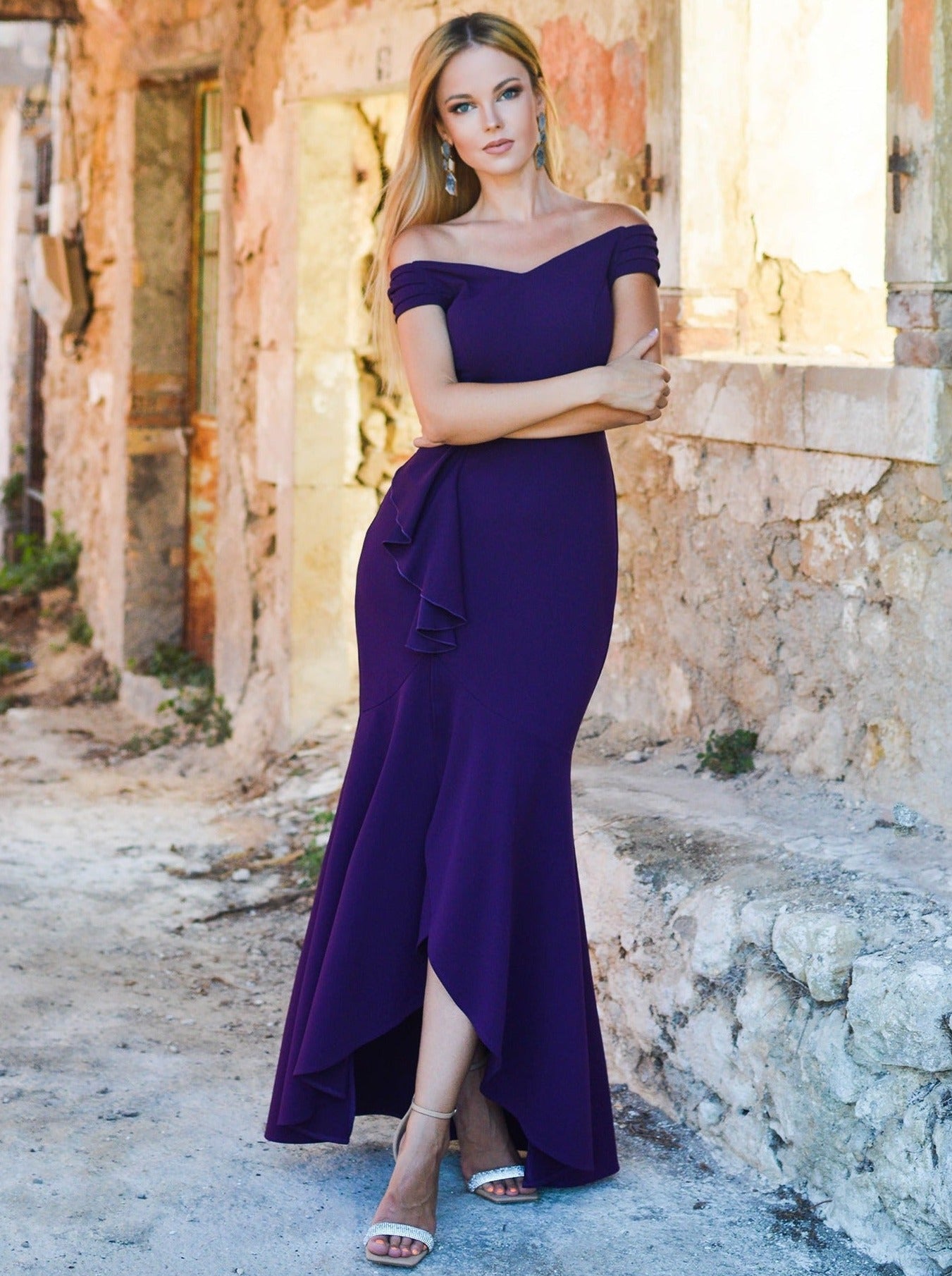 Φόρεμα τύπου High-Low Mermaid εκτός ώμου.