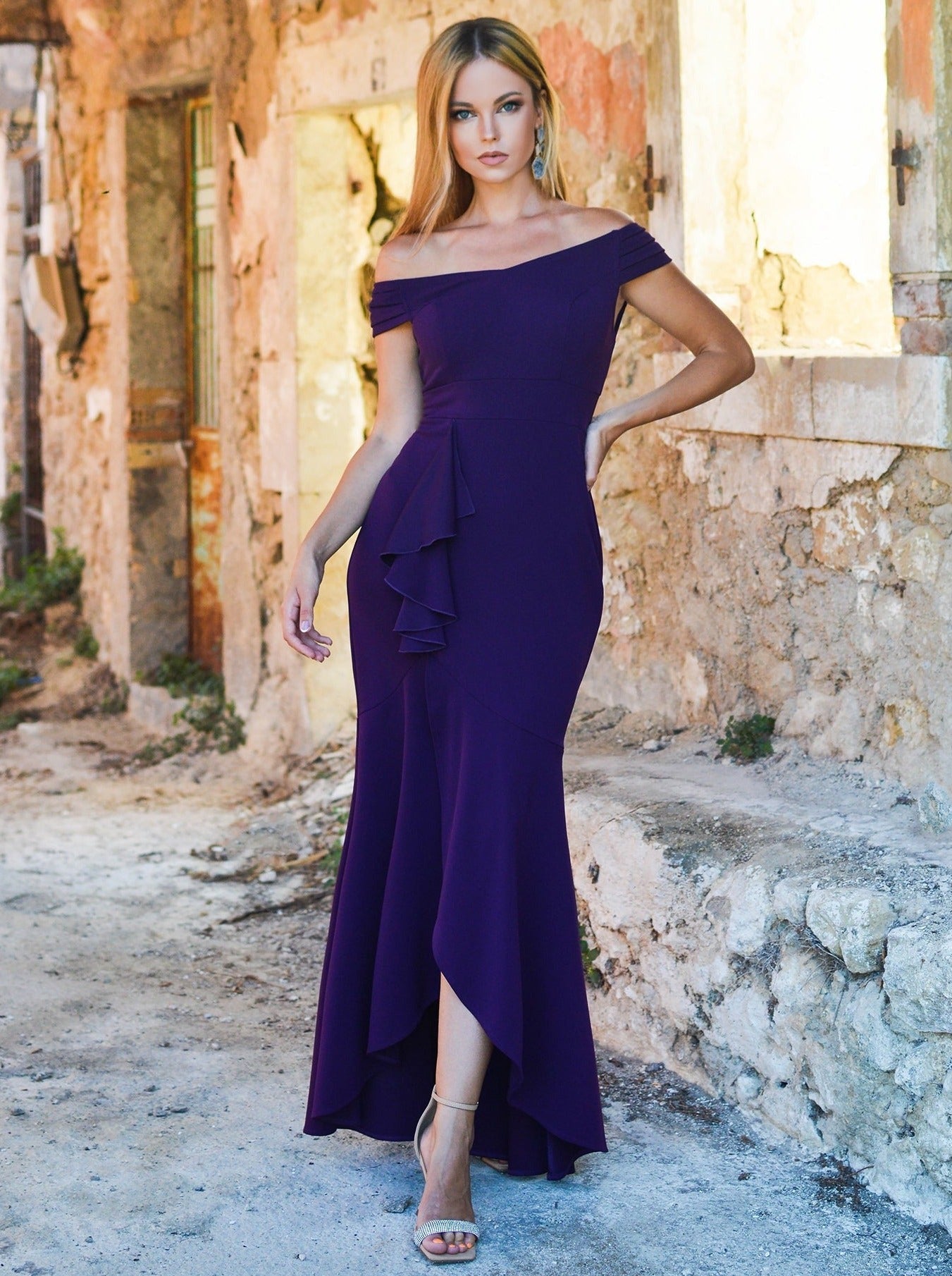 Φόρεμα τύπου High-Low Mermaid εκτός ώμου.